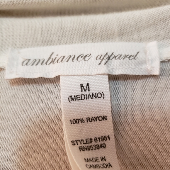 Beautiful white, short sleeve blazer/kimono. Longer in front and gathered back. - Picture 3 of 5